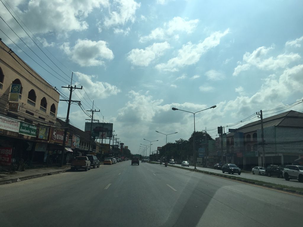 ภาพถนนตรงที่ ร้านทำไม กรอบรูป อิงค์เจ็ท ตั้งอยู่ ถ่ายโดย wapriz พ.ศ. 2561 (2018) · A street-level view of where ร้านทำไม กรอบรูป อิงค์เจ็ท · Ran Thammai Karobrup Inkjet stands, by wapriz in 2561 (2018)