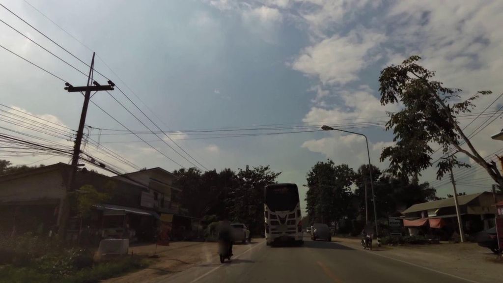 ภาพถนนตรงที่ ร้านข้าวสาร ประตูล้อ ตั้งอยู่ ถ่ายโดย toffy พ.ศ. 2561 (2018) · A street-level view of where ร้านข้าวสาร ประตูล้อ · Ran Khaosan Pratu Lo stands, by toffy in 2561 (2018)