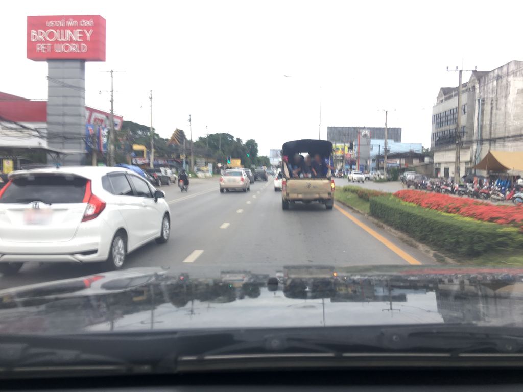 ภาพถนนตรงที่ ร้านอาหารลานเฮีย ตั้งอยู่ ถ่ายโดย wapriz พ.ศ. 2561 (2018) · A street-level view of where ร้านอาหารลานเฮีย · Lan Hia Restaurant stands, by wapriz in 2561 (2018)