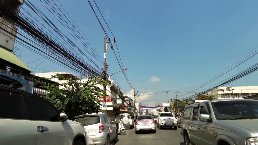 ภาพถนนตรงที่ ลิงสำราญคาเฟ่บ้านดู่ ตั้งอยู่ ถ่ายโดย toffy พ.ศ. 2561 (2018) · A street-level view of where ลิงสำราญคาเฟ่บ้านดู่ · Lingsamran Café Ban Du stands, by toffy in 2561 (2018)