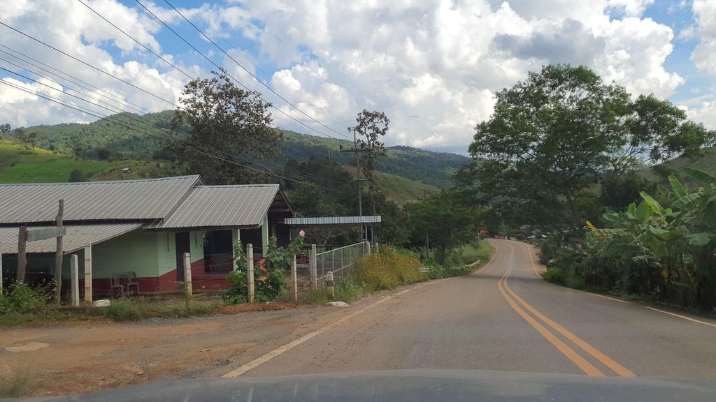 ภาพถนนตรงที่ คริสตจักร ความหวังป่าตึง ตั้งอยู่ ถ่ายโดย jrcarlsen พ.ศ. 2564 (2021) · A street-level view of where คริสตจักร ความหวังป่าตึง · Khwamwang Pa Tueng Church stands, by jrcarlsen in 2564 (2021)