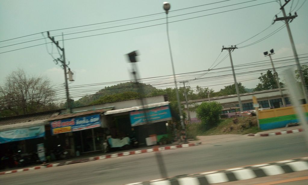 ภาพถนนตรงที่ อำเภอเทิง ตั้งอยู่ ถ่ายโดย ozflor พ.ศ. 2562 (2019) · A street-level view of where อำเภอเทิง · Amphoe Thoeng stands, by ozflor in 2562 (2019)