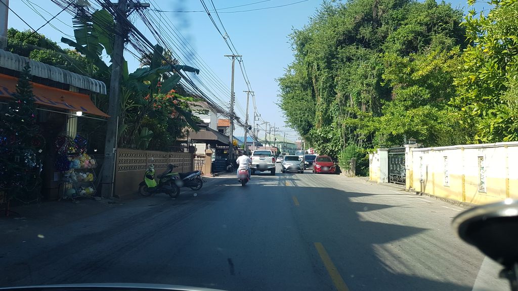 ภาพถนนตรงที่ My ทเว้นตี้ช้อปเชียงราย ตั้งอยู่ ถ่ายโดย igorzo พ.ศ. 2562 (2019) · A street-level view of where My ทเว้นตี้ช้อปเชียงราย · My Tha Wen Ti Shop Chiang Rai stands, by igorzo in 2562 (2019)