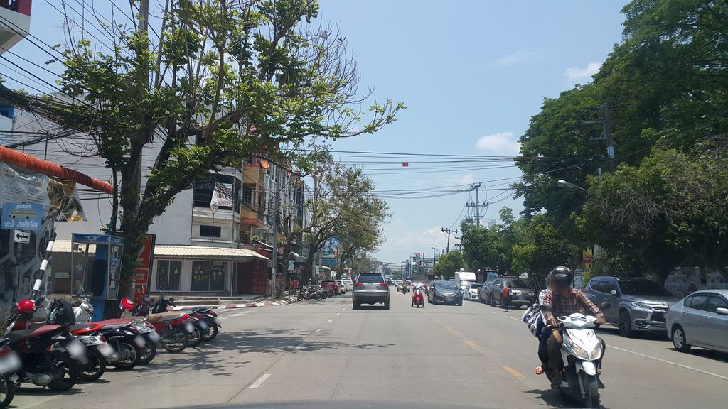 ภาพถนนตรงที่ มัญธนาคลินิก ตั้งอยู่ ถ่ายโดย jrcarlsen พ.ศ. 2560 (2017) · A street-level view of where มัญธนาคลินิก · Manthanakhlinik stands, by jrcarlsen in 2560 (2017)