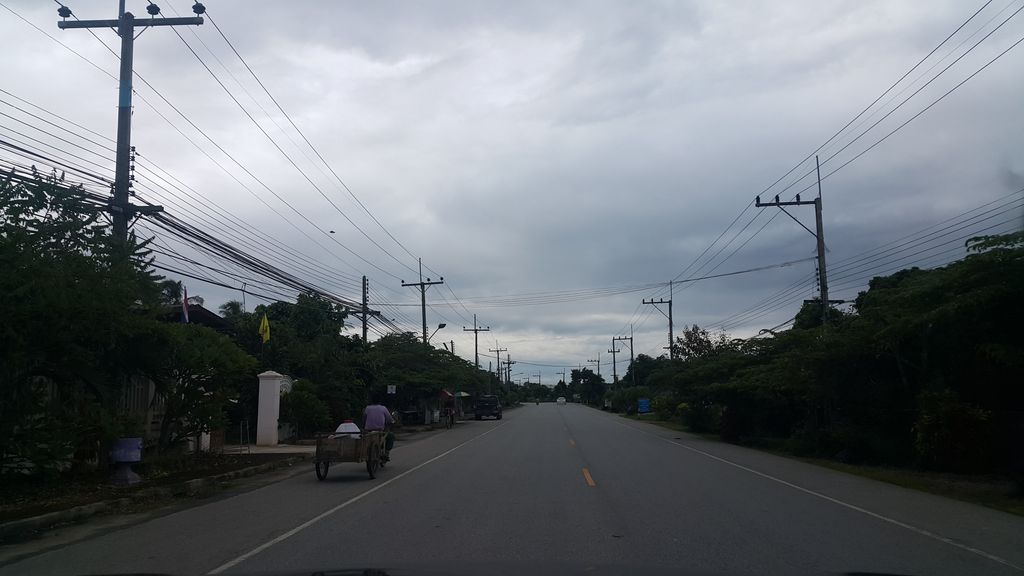 ภาพถนนตรงที่ ร้านลาบลุงเชียร ตั้งอยู่ ถ่ายโดย jrcarlsen พ.ศ. 2559 (2016) · A street-level view of where ร้านลาบลุงเชียร · Ran Lap Lungchian stands, by jrcarlsen in 2559 (2016)