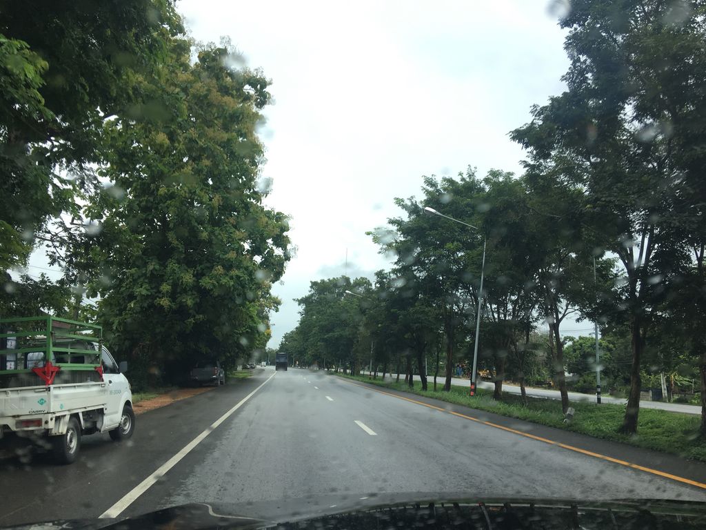 ภาพถนนตรงที่ ส้มตำ ไก่ย่างเมืองสรวง ตั้งอยู่ ถ่ายโดย wapriz พ.ศ. 2561 (2018) · A street-level view of where ส้มตำ ไก่ย่างเมืองสรวง · Som Tam Kainga Mueang Suang stands, by wapriz in 2561 (2018)