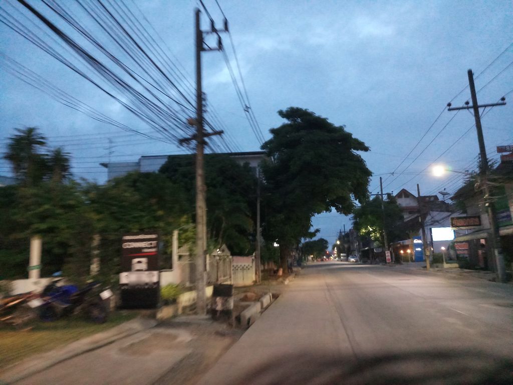 ภาพถนนตรงที่ เจี๊ยะลำ หมูกะทะ ตั้งอยู่ ถ่ายโดย jang พ.ศ. 2561 (2018) · A street-level view of where เจี๊ยะลำ หมูกะทะ · Chialam Mukatha stands, by jang in 2561 (2018)