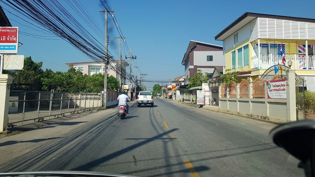 ภาพถนนตรงที่ ส้มตำหนองคาย-บึงโขงหลง ตั้งอยู่ ถ่ายโดย igorzo พ.ศ. 2562 (2019) · A street-level view of where ส้มตำหนองคาย-บึงโขงหลง · Som Tam Nong Khai-buengkhonglong stands, by igorzo in 2562 (2019)