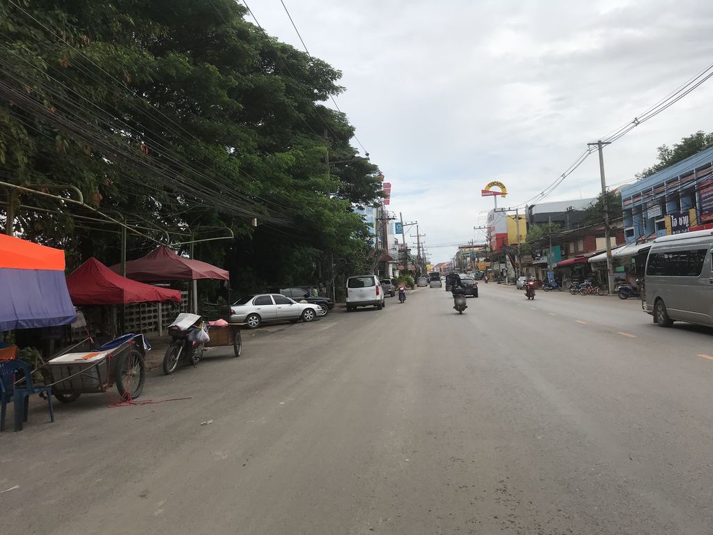 ภาพถนนตรงที่ น้ำเต้าหู้ญี่ปุ่น โทนิว เชียงราย ตั้งอยู่ ถ่ายโดย kiw พ.ศ. 2561 (2018) · A street-level view of where น้ำเต้าหู้ญี่ปุ่น โทนิว เชียงราย · Nam Taohu Yipun Thonio Chiang Rai stands, by kiw in 2561 (2018)