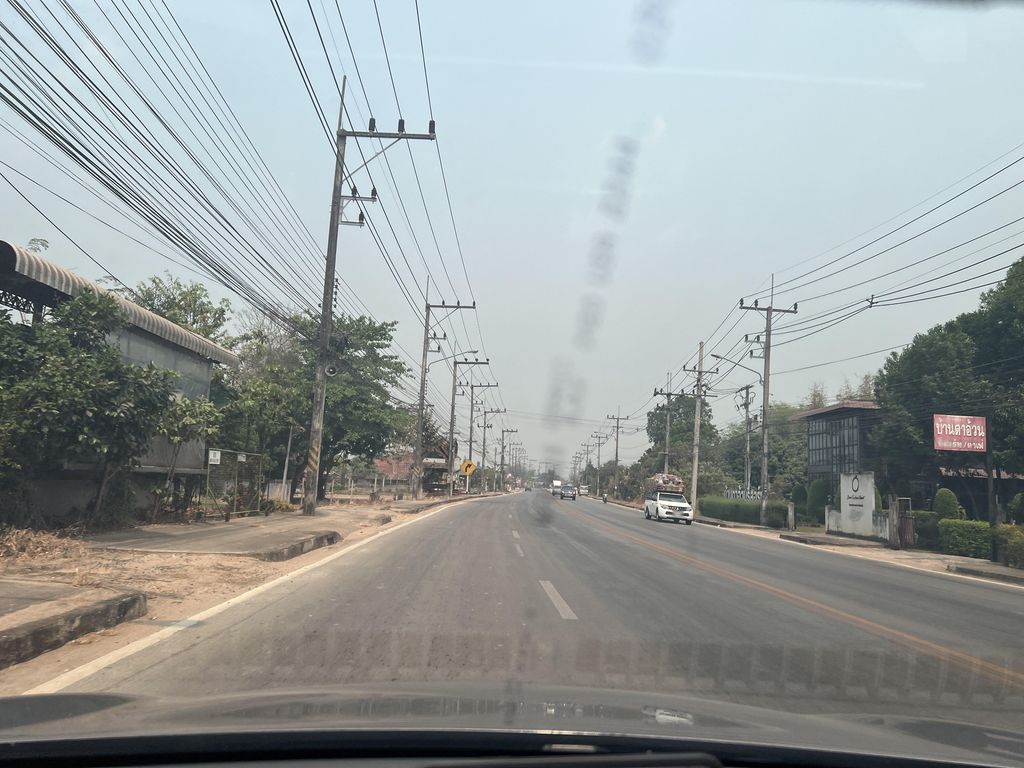 ภาพถนนตรงที่ ลุงปันมอเตอร์ ตั้งอยู่ ถ่ายโดย lin_wang พ.ศ. 2567 (2024) · A street-level view of where ลุงปันมอเตอร์ · Lung Pan Motor stands, by lin_wang in 2567 (2024)