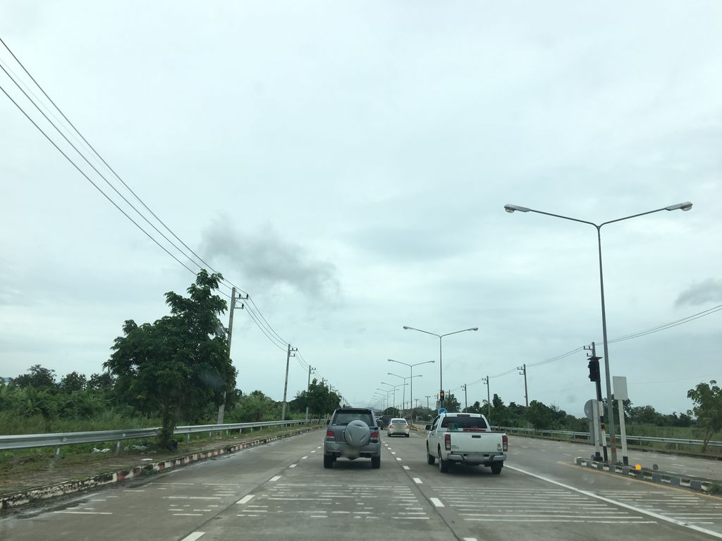 ภาพถนนตรงที่ น้องดาว เศรษฐีหมูปิ้ง ตั้งอยู่ ถ่ายโดย wapriz พ.ศ. 2561 (2018) · A street-level view of where น้องดาว เศรษฐีหมูปิ้ง · Nongdao Setthi Muping stands, by wapriz in 2561 (2018)
