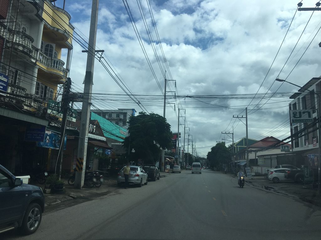 ภาพถนนตรงที่ เด่นห้าผ้าม่าน ตั้งอยู่ ถ่ายโดย wapriz พ.ศ. 2561 (2018) · A street-level view of where เด่นห้าผ้าม่าน · Denha Phaman stands, by wapriz in 2561 (2018)