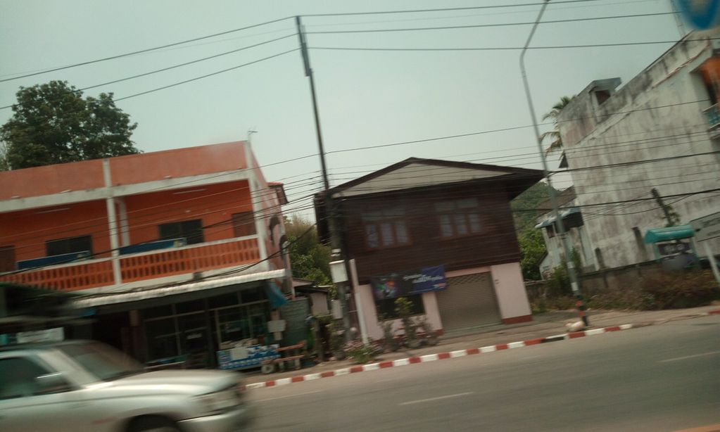 ภาพถนนตรงที่ ร้านเวียงสองฟิชชิ่ง ตั้งอยู่ ถ่ายโดย ozflor พ.ศ. 2562 (2019) · A street-level view of where ร้านเวียงสองฟิชชิ่ง · Ran Wiang Song Fishing stands, by ozflor in 2562 (2019)