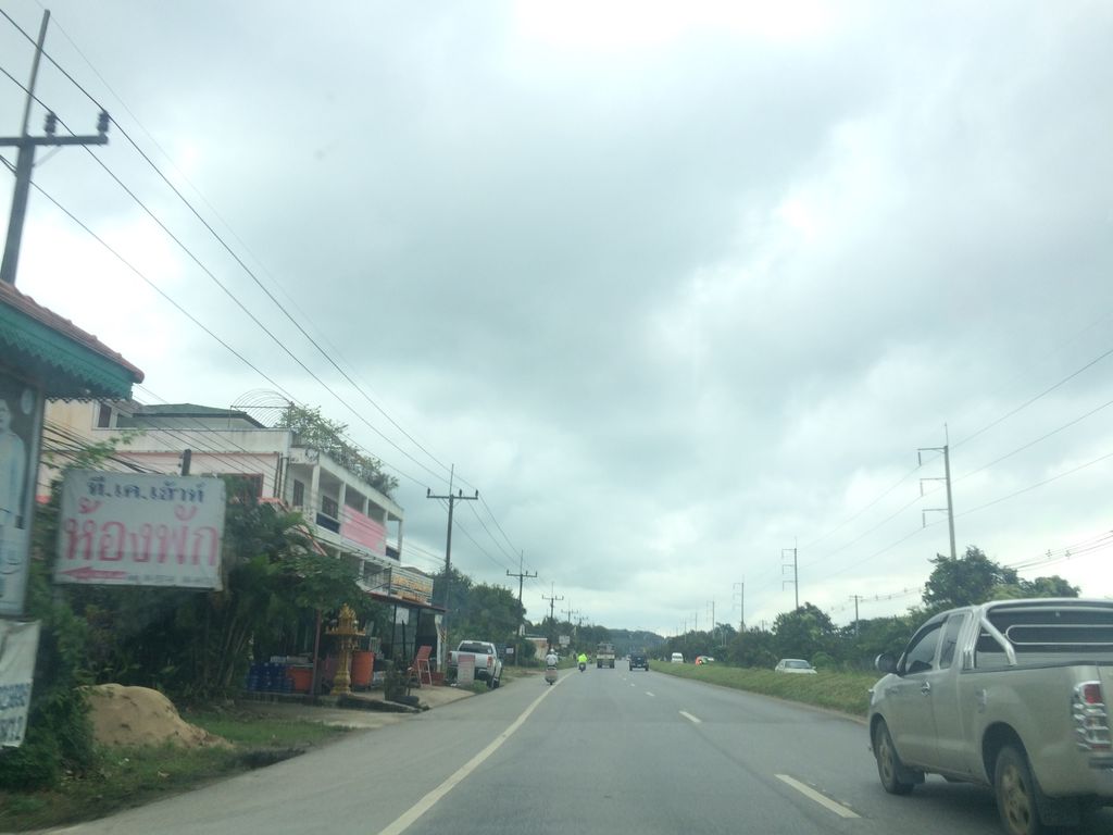 ภาพถนนตรงที่ บ่อทองฟันสวย ตั้งอยู่ ถ่ายโดย prasert พ.ศ. 2559 (2016) · A street-level view of where บ่อทองฟันสวย · Bo Thong Fan Suai stands, by prasert in 2559 (2016)