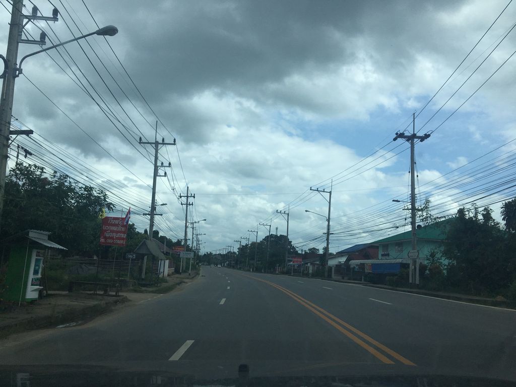 ภาพถนนตรงที่ กินตำ ลำแซ่บ ตั้งอยู่ ถ่ายโดย wapriz พ.ศ. 2561 (2018) · A street-level view of where กินตำ ลำแซ่บ · Kintam Lamsaep stands, by wapriz in 2561 (2018)
