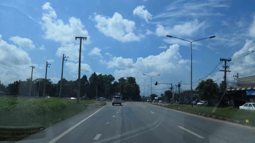 ภาพถนนตรงที่ M.วัสดุ เชียงราย ตั้งอยู่ ถ่ายโดย charlesano พ.ศ. 2561 (2018) · A street-level view of where M.วัสดุ เชียงราย · M.watdu Chiang Rai stands, by charlesano in 2561 (2018)