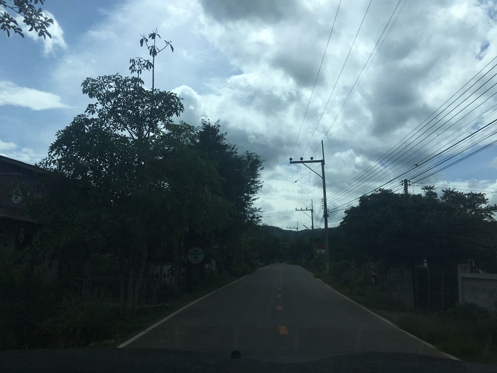 ภาพถนนตรงที่ หมูบาลน้อย ตั้งอยู่ ถ่ายโดย wapriz พ.ศ. 2561 (2018) · A street-level view of where หมูบาลน้อย · Mubannoi stands, by wapriz in 2561 (2018)