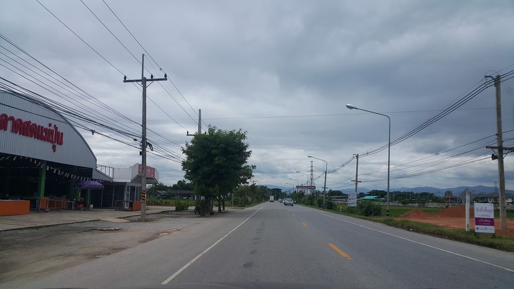 ภาพถนนตรงที่ โสภาลักษณ์บิวตี้ ตั้งอยู่ ถ่ายโดย jrcarlsen พ.ศ. 2559 (2016) · A street-level view of where โสภาลักษณ์บิวตี้ · Sopha Laksa Beauty stands, by jrcarlsen in 2559 (2016)
