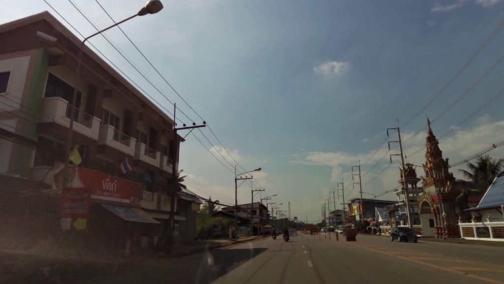 ภาพถนนตรงที่ วัดศรีมิ่งแก้ว ตั้งอยู่ ถ่ายโดย toffy พ.ศ. 2561 (2018) · A street-level view of where วัดศรีมิ่งแก้ว · Wat Simingkwae stands, by toffy in 2561 (2018)