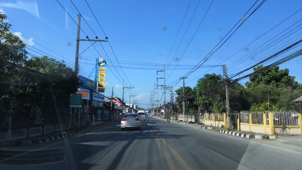 ภาพถนนตรงที่ ขวัญ ซาลอน ตั้งอยู่ ถ่ายโดย charlesano พ.ศ. 2561 (2018) · A street-level view of where ขวัญ ซาลอน · Khwan Salon stands, by charlesano in 2561 (2018)