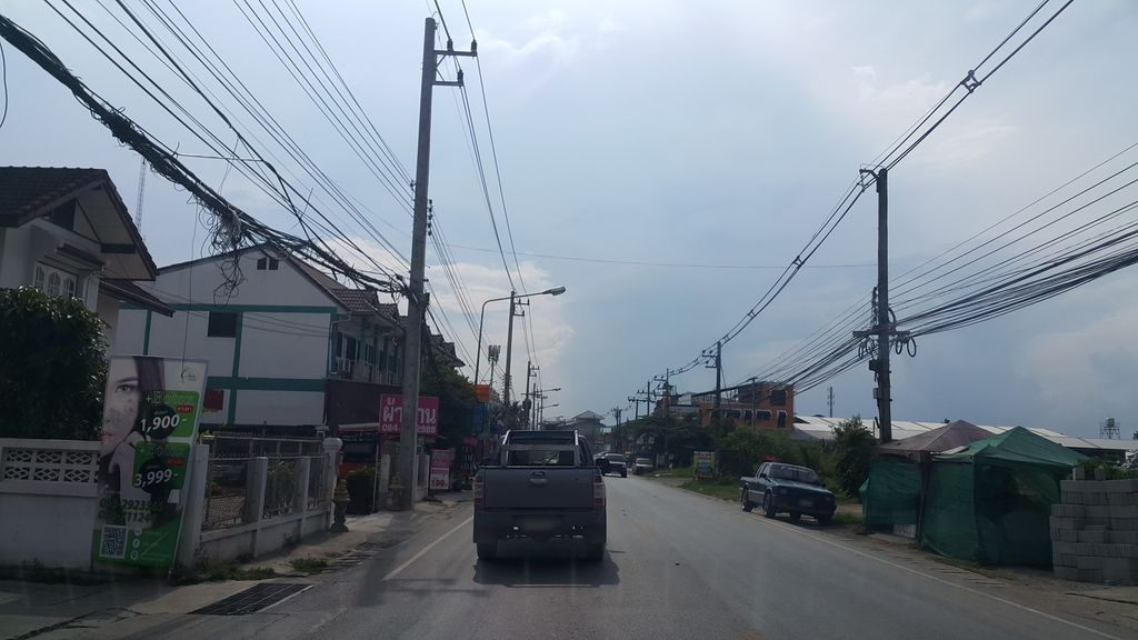 ภาพถนนตรงที่ สำนักงานชาญบัญชี ตั้งอยู่ ถ่ายโดย jrcarlsen พ.ศ. 2560 (2017) · A street-level view of where สำนักงานชาญบัญชี · Samnakngan Chan Banchi stands, by jrcarlsen in 2560 (2017)