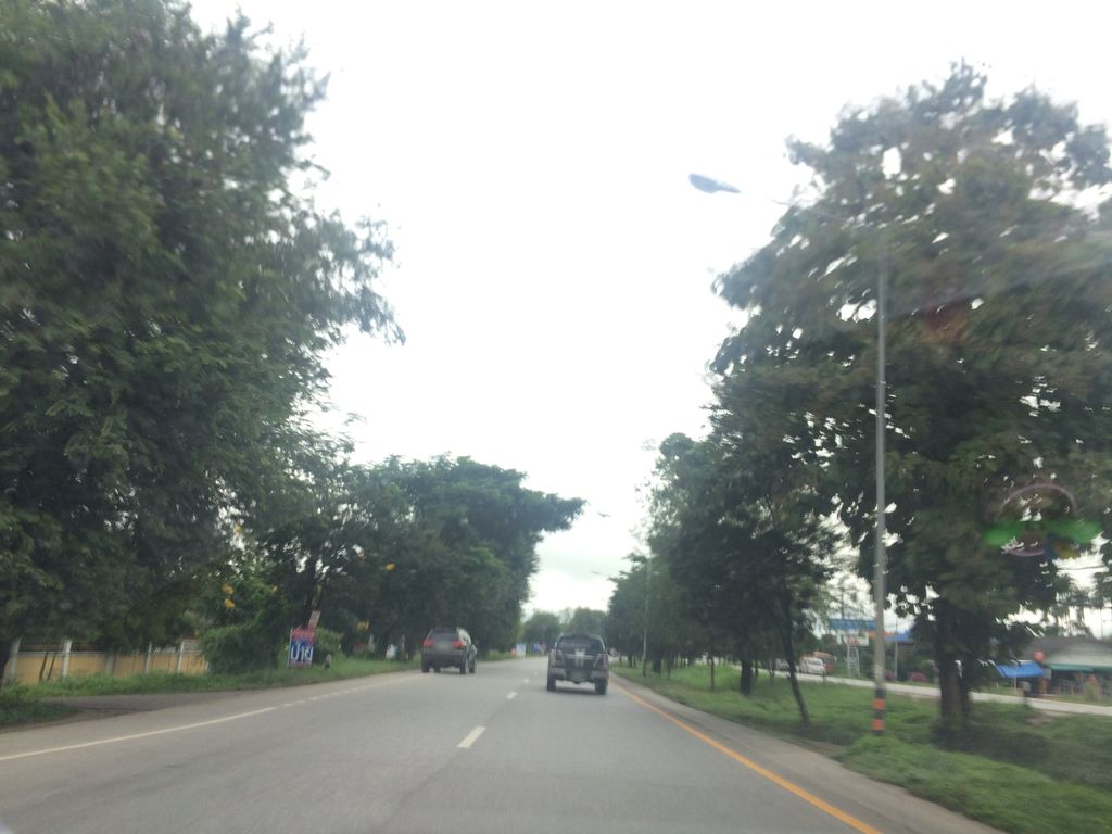 ภาพถนนตรงที่ ตลาดสดนัทธ์หทัย ตั้งอยู่ ถ่ายโดย prasert พ.ศ. 2559 (2016) · A street-level view of where ตลาดสดนัทธ์หทัย · Nat Hathai Fresh market stands, by prasert in 2559 (2016)