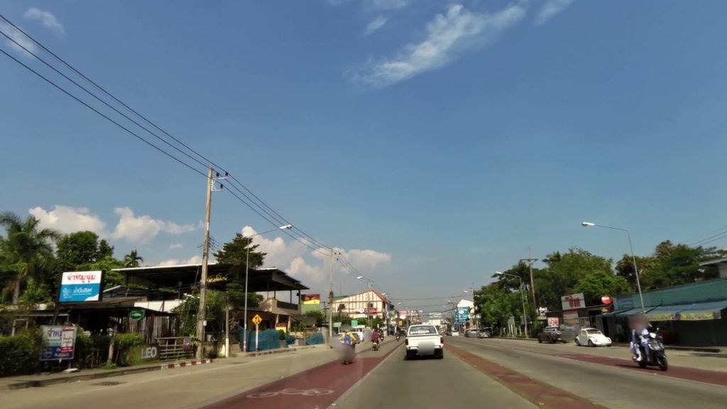 ภาพถนนตรงที่ จ่าหมูจุ่ม ตั้งอยู่ ถ่ายโดย toffy พ.ศ. 2561 (2018) · A street-level view of where จ่าหมูจุ่ม · Chamuchum stands, by toffy in 2561 (2018)
