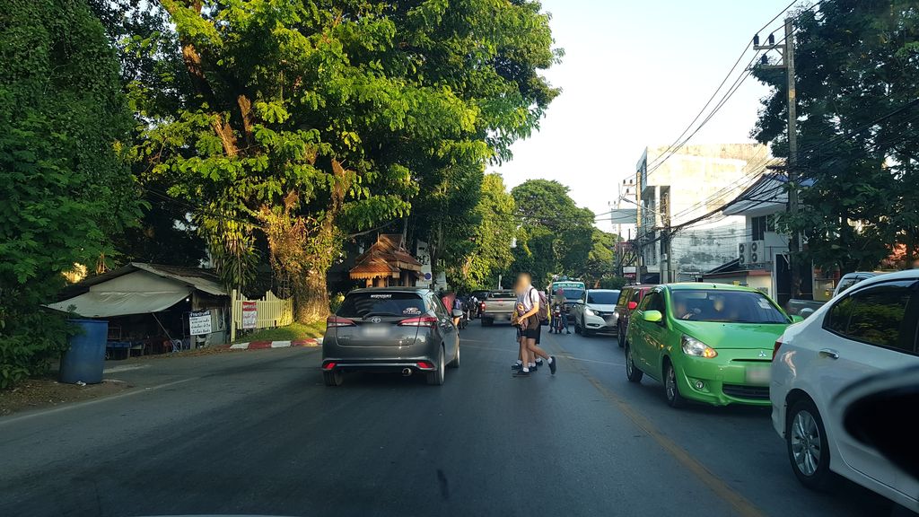 ภาพถนนตรงที่ ร้านปันรักษ์ เจียงฮาย ตั้งอยู่ ถ่ายโดย igorzo พ.ศ. 2562 (2019) · A street-level view of where ร้านปันรักษ์ เจียงฮาย · Ran Pan Rak Chianghai stands, by igorzo in 2562 (2019)