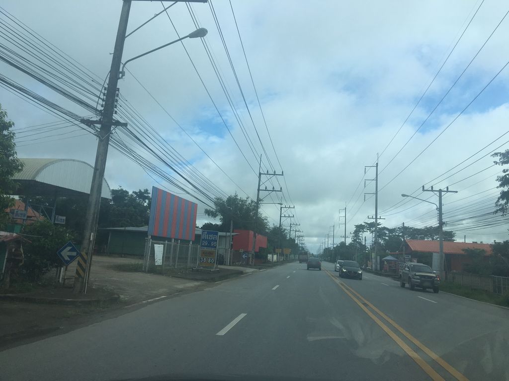 ภาพถนนตรงที่ แคมป์ปิ้งปลาจุ่ม ตั้งอยู่ ถ่ายโดย wapriz พ.ศ. 2561 (2018) · A street-level view of where แคมป์ปิ้งปลาจุ่ม · Camping Plachum stands, by wapriz in 2561 (2018)
