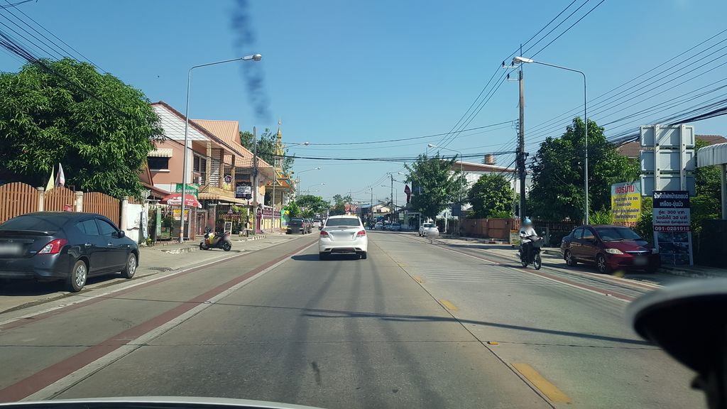 ภาพถนนตรงที่ Cha Naka Coffee ชาไข่มุก ตั้งอยู่ ถ่ายโดย igorzo พ.ศ. 2562 (2019) · A street-level view of where Cha Naka Coffee ชาไข่มุก stands, by igorzo in 2562 (2019)