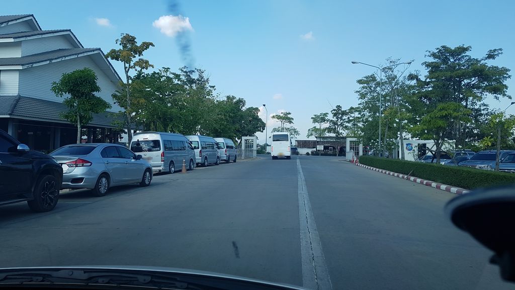 ภาพถนนตรงที่ ศิลป์กิ๋นลำ ตั้งอยู่ ถ่ายโดย igorzo พ.ศ. 2562 (2019) · A street-level view of where ศิลป์กิ๋นลำ · Sinkinlam stands, by igorzo in 2562 (2019)