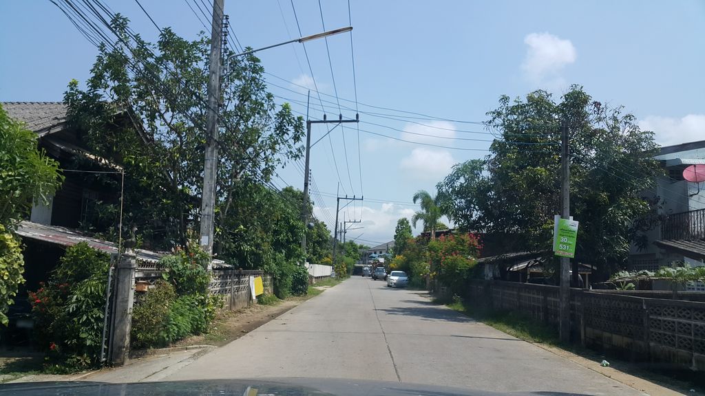 ภาพถนนตรงที่ ก๋วยเตี๋ยวเรือนีโอชา ตั้งอยู่ ถ่ายโดย jrcarlsen พ.ศ. 2560 (2017) · A street-level view of where ก๋วยเตี๋ยวเรือนีโอชา · Kuai Tiaoruea Ni Ocha stands, by jrcarlsen in 2560 (2017)