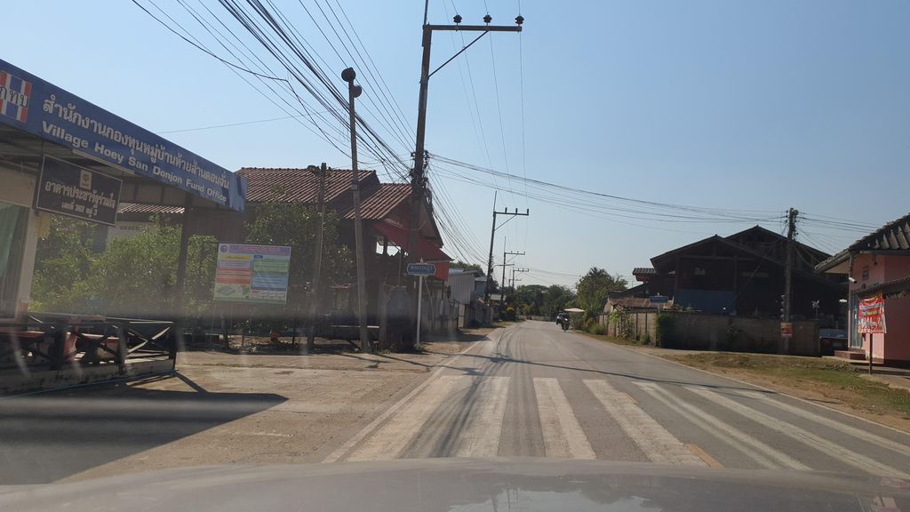 ภาพถนนตรงที่ วัดดอนจั่น ตั้งอยู่ ถ่ายโดย jrcarlsen พ.ศ. 2565 (2022) · A street-level view of where วัดดอนจั่น · Wat Donchan stands, by jrcarlsen in 2565 (2022)