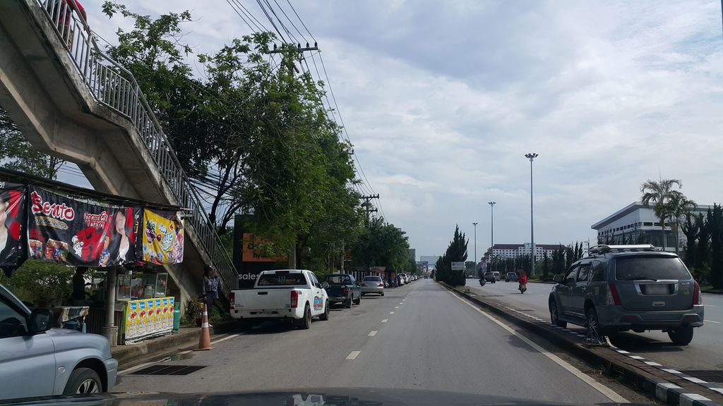 ภาพถนนตรงที่ คลินิกแพทย์นพพล ตั้งอยู่ ถ่ายโดย jrcarlsen พ.ศ. 2560 (2017) · A street-level view of where คลินิกแพทย์นพพล · Phaet Nop Phon Clinic stands, by jrcarlsen in 2560 (2017)