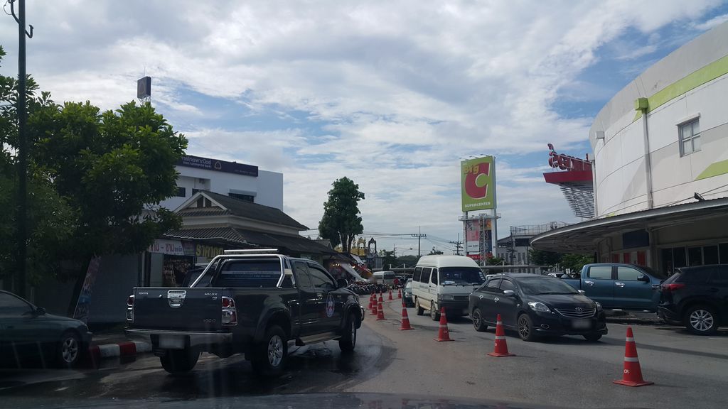 ภาพถนนตรงที่ AIS Telewiz Big C Chiang Rai 1 ตั้งอยู่ ถ่ายโดย jrcarlsen พ.ศ. 2560 (2017) · A street-level view of where AIS Telewiz Big C Chiang Rai 1 stands, by jrcarlsen in 2560 (2017)
