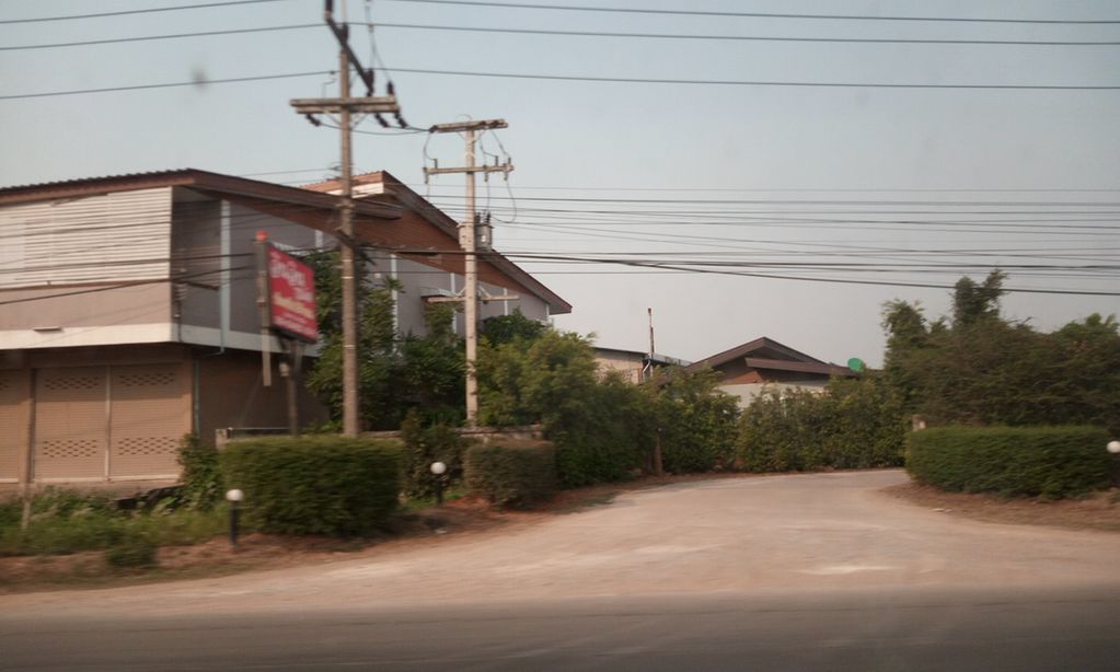 ภาพถนนตรงที่ วิน วินโฮเทล ตั้งอยู่ ถ่ายโดย ozflor พ.ศ. 2562 (2019) · A street-level view of where วิน วินโฮเทล · Win Winhothen stands, by ozflor in 2562 (2019)