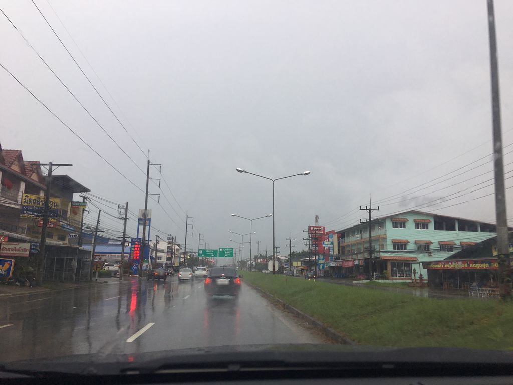 ภาพถนนตรงที่ วันวอช สะดวกซัก 24 ชม. ตั้งอยู่ ถ่ายโดย wapriz พ.ศ. 2561 (2018) · A street-level view of where วันวอช สะดวกซัก 24 ชม. · Wanwot Saduaksak 24 hr. stands, by wapriz in 2561 (2018)