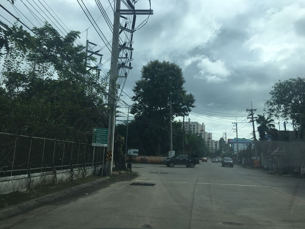 ภาพถนนตรงที่ Bua Graphic House ตั้งอยู่ ถ่ายโดย wapriz พ.ศ. 2561 (2018) · A street-level view of where Bua Graphic House stands, by wapriz in 2561 (2018)