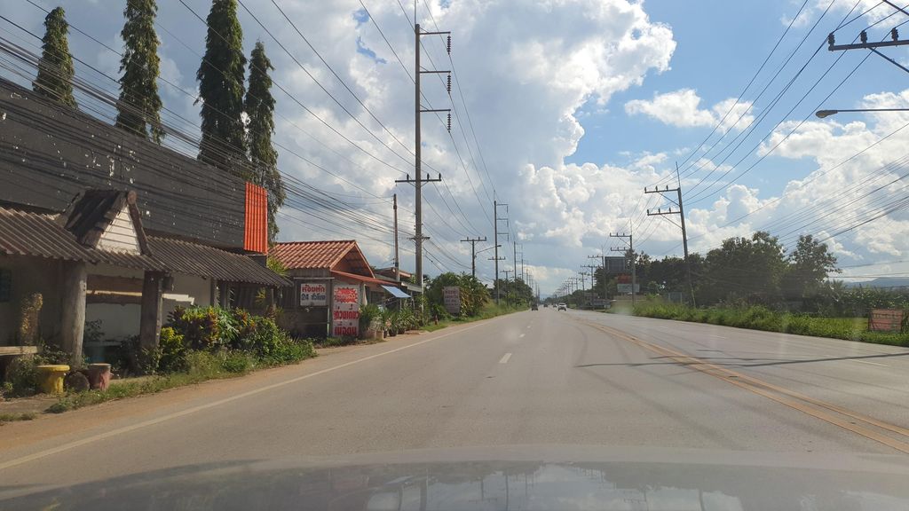 ภาพถนนตรงที่ เคียงเดือนสุขสยาม ตั้งอยู่ ถ่ายโดย jrcarlsen พ.ศ. 2564 (2021) · A street-level view of where เคียงเดือนสุขสยาม · Khiang Duean Suk Sayam stands, by jrcarlsen in 2564 (2021)
