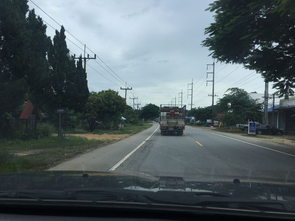 ภาพถนนตรงที่ โรงกลึงผลการช่าง ตั้งอยู่ ถ่ายโดย wapriz พ.ศ. 2561 (2018) · A street-level view of where โรงกลึงผลการช่าง · Rongklueng Phon Kanchang stands, by wapriz in 2561 (2018)