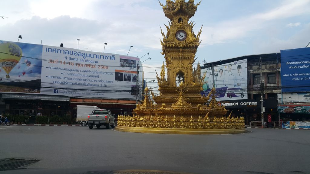 ภาพถนนตรงที่ หอนาฬิกาเฉลิมพระเกียรติ เชียงราย ตั้งอยู่ ถ่ายโดย jrcarlsen พ.ศ. 2560 (2017) · A street-level view of where หอนาฬิกาเฉลิมพระเกียรติ เชียงราย · Ho Nalika Chelimphrakianti Chiang Rai stands, by jrcarlsen in 2560 (2017)