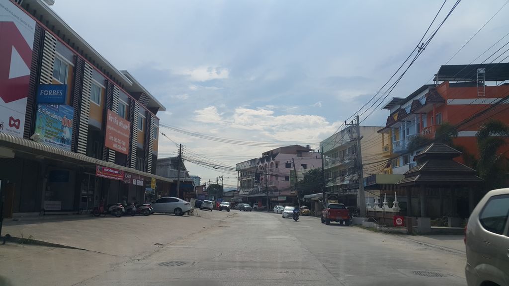 ภาพถนนตรงที่ PIM Motor Thailand ตั้งอยู่ ถ่ายโดย jrcarlsen พ.ศ. 2560 (2017) · A street-level view of where PIM Motor Thailand stands, by jrcarlsen in 2560 (2017)