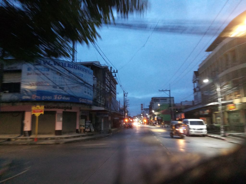 ภาพถนนตรงที่ คลินิกหมอทรงพร ตั้งอยู่ ถ่ายโดย jang พ.ศ. 2561 (2018) · A street-level view of where คลินิกหมอทรงพร · Mo Song Phon Clinic stands, by jang in 2561 (2018)