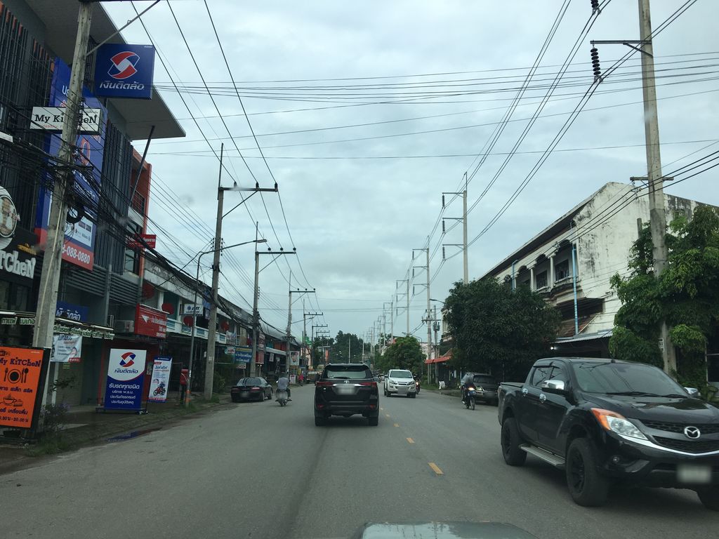ภาพถนนตรงที่ คลินิกรักษาสัตว์หมอต้อม ตั้งอยู่ ถ่ายโดย wapriz พ.ศ. 2561 (2018) · A street-level view of where คลินิกรักษาสัตว์หมอต้อม · Raksasat Mo Tom Clinic stands, by wapriz in 2561 (2018)