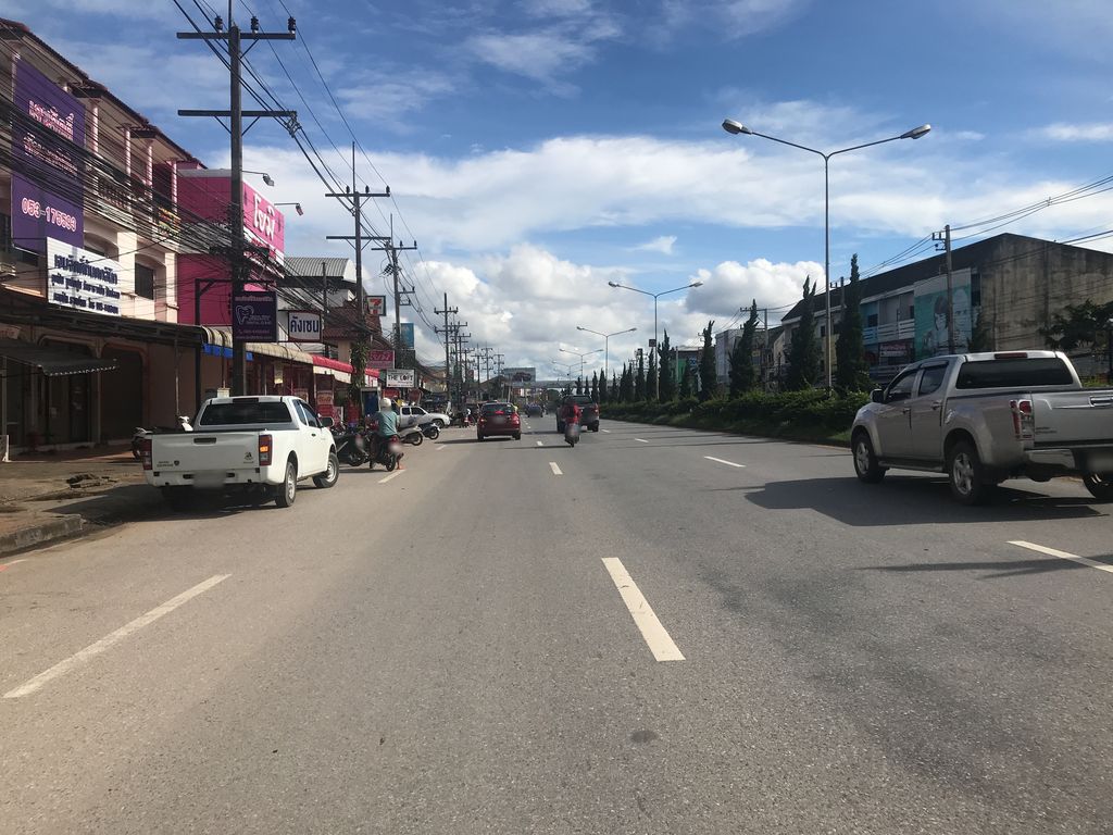 ภาพถนนตรงที่ ทวีสินการเกษตร ตั้งอยู่ ถ่ายโดย wiwattantib พ.ศ. 2561 (2018) · A street-level view of where ทวีสินการเกษตร · Thawi Sin Kan Kaset stands, by wiwattantib in 2561 (2018)