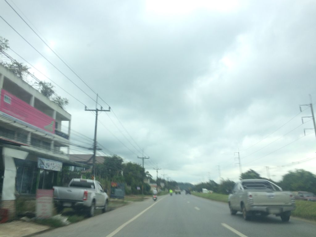 ภาพถนนตรงที่ ร้านป้านำหนังควายจี่ ตั้งอยู่ ถ่ายโดย prasert พ.ศ. 2559 (2016) · A street-level view of where ร้านป้านำหนังควายจี่ · Ran Pa Nam Nangkhwaichi stands, by prasert in 2559 (2016)