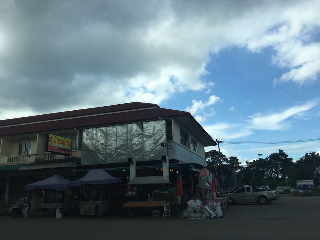 ภาพถนนตรงที่ ร้านจ๊ะจ๋าดีกรี ตั้งอยู่ ถ่ายโดย wapriz พ.ศ. 2561 (2018) · A street-level view of where ร้านจ๊ะจ๋าดีกรี · Ran Chacha Dikri stands, by wapriz in 2561 (2018)