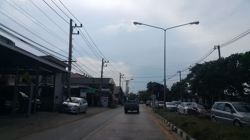 ภาพถนนตรงที่ ร้านสมพรยานยนต์ ตั้งอยู่ ถ่ายโดย jrcarlsen พ.ศ. 2560 (2017) · A street-level view of where ร้านสมพรยานยนต์ · Ran Samaphon Yanyon stands, by jrcarlsen in 2560 (2017)