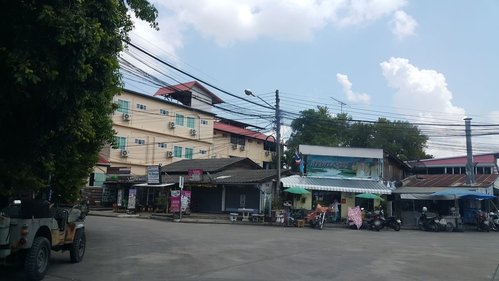 ภาพถนนตรงที่ Seiko's Clothing ตั้งอยู่ ถ่ายโดย jrcarlsen พ.ศ. 2560 (2017) · A street-level view of where Seiko's Clothing stands, by jrcarlsen in 2560 (2017)