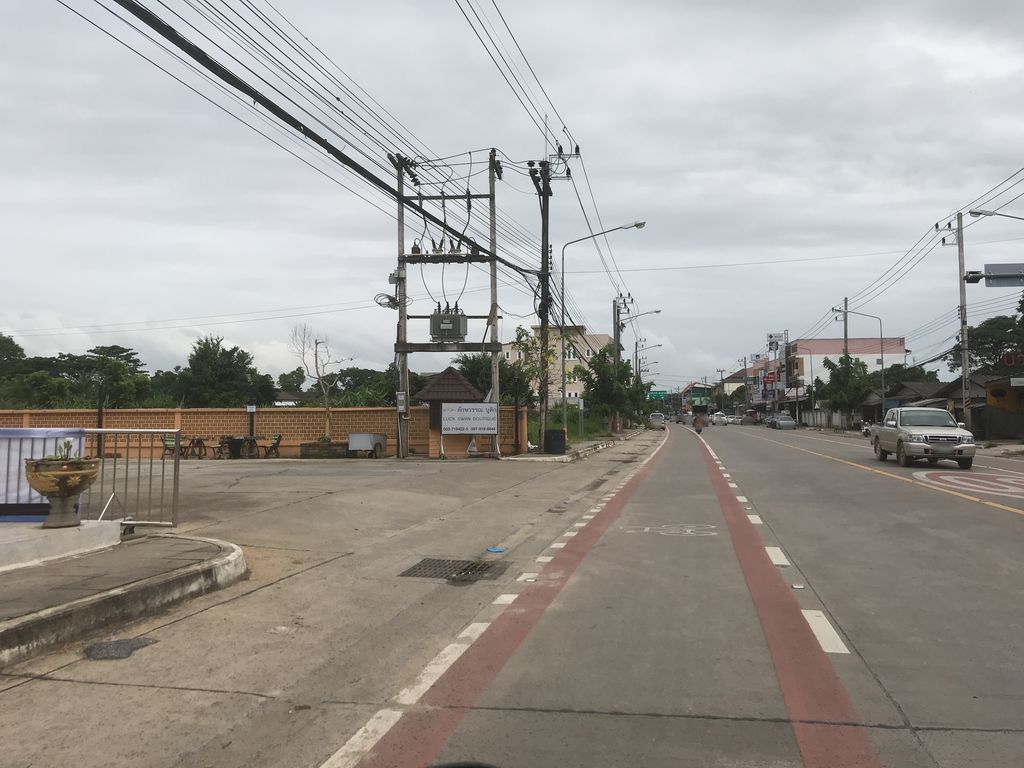 ภาพถนนตรงที่ Twins Coffee&Bread ตั้งอยู่ ถ่ายโดย kiw พ.ศ. 2561 (2018) · A street-level view of where Twins Coffee&Bread stands, by kiw in 2561 (2018)